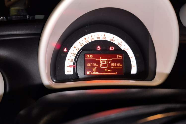 Used smart fortwo 2015 1.0L 52 kW hardtop Dynamic version Odometer Close Up