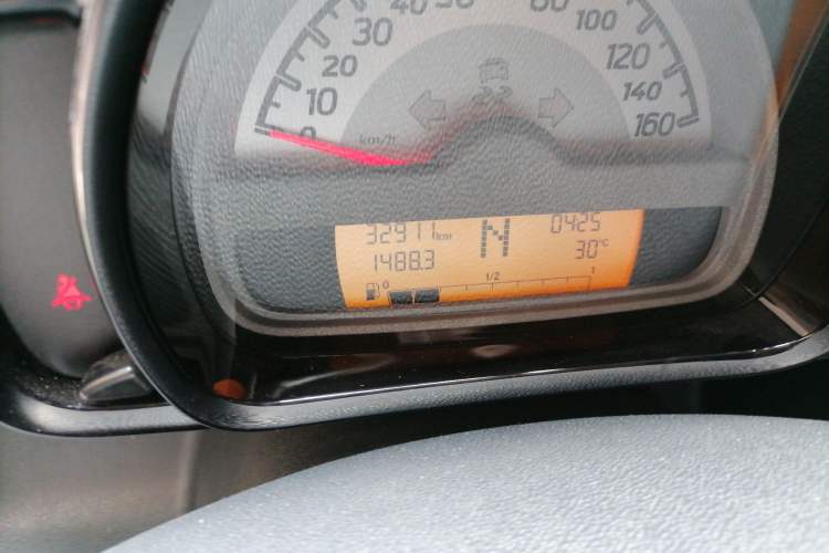 Used smart fortwo 2015 1.0 MHD Comfort Travel Edition Odometer Close Up