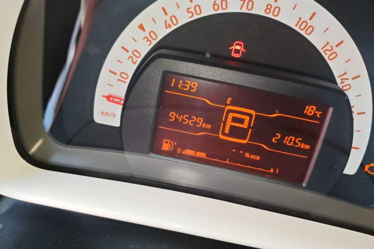 Used smart fortwo 2015 1.0L 52 kW hardtop Dynamic version Odometer Close Up