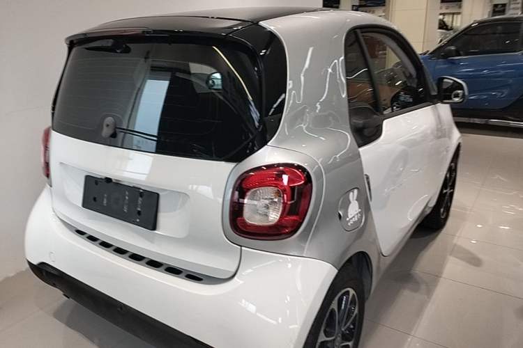 Used smart fortwo 2015 1.0L 52 kW Hardtop Passion Edition Rear Right 45 Deg