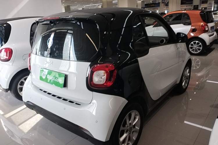 Used smart fortwo 2015 1.0L 52 kW hardtop Dynamic version Rear Right 45 Deg