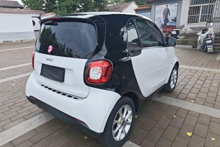 Used smart fortwo 2015 1.0L 52 kW hardtop Dynamic version Rear Right 45 Deg