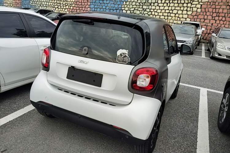 Used smart fortwo 2015 1.0L 52 kW Hardtop Passion Edition Rear Right 45 Deg