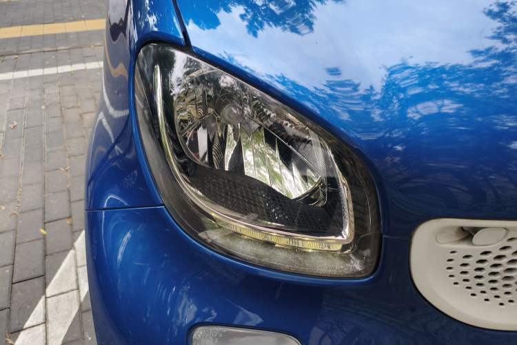 Used smart fortwo 2015 1.0L 52 kW Hardtop Passion Edition Right Front Headlight