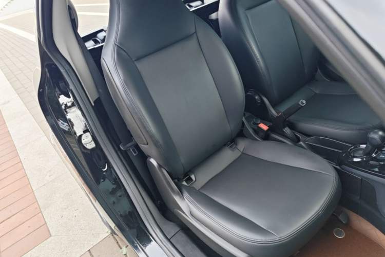 Used smart fortwo 2015 1.0L 52 kW hardtop Dynamic version Right Front Seat