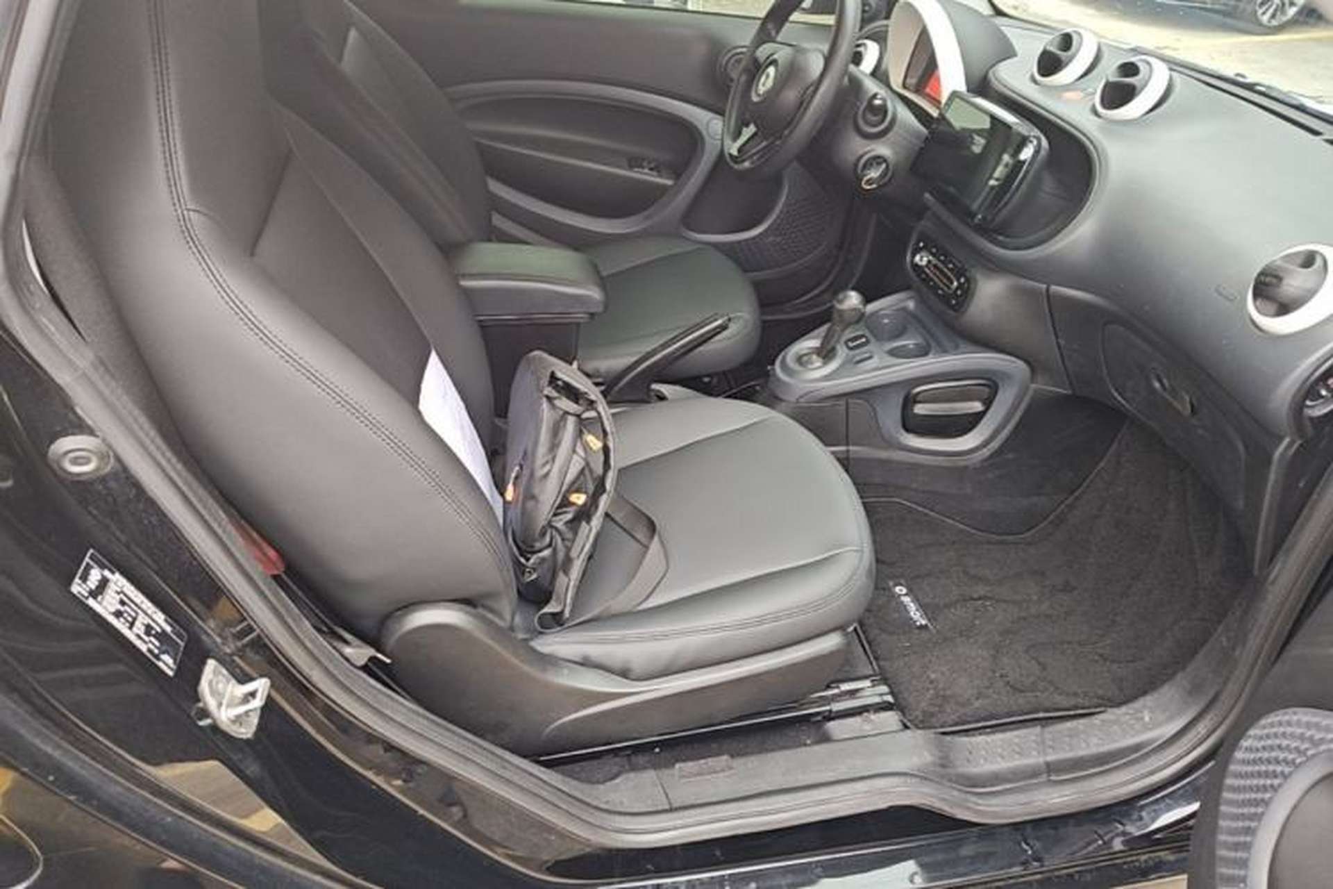 Used smart fortwo 2015 1.0L 52 kW hardtop Dynamic version Right Front Seat