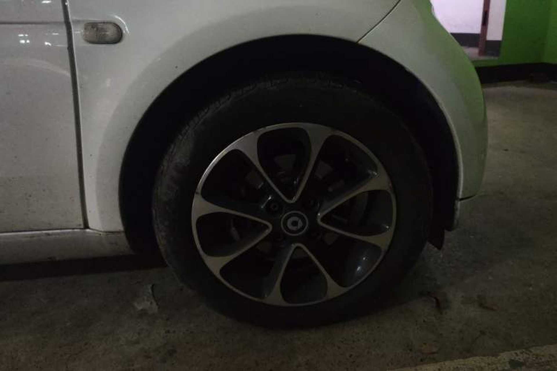 Used smart fortwo 2015 1.0L 52 kW Hardtop Passion Edition Right Front Wheel Hub
