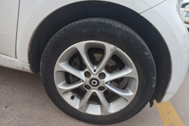 Used smart fortwo 2015 1.0L 52 kW hardtop Dynamic version Right Front Wheel Hub