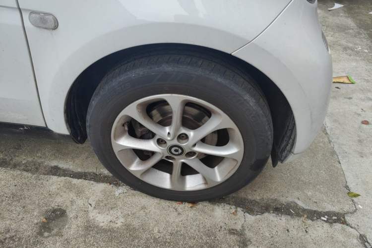 Used smart fortwo 2015 1.0L 52 kW hardtop Dynamic version Right Front Wheel Hub