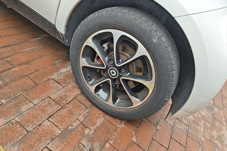 Used smart fortwo 2015 1.0L 52 kW Hardtop Passion Edition Right Front Wheel Hub