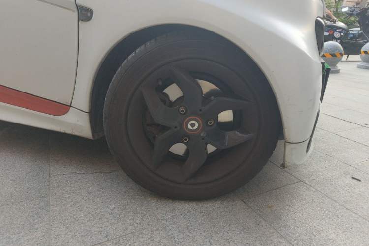 Used smart fortwo 2015 1.0 MHD Spark Special Edition Right Front Wheel Hub