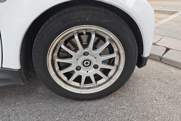 Used smart fortwo 2015 1.0 MHD Comfort Travel Edition Right Front Wheel Hub