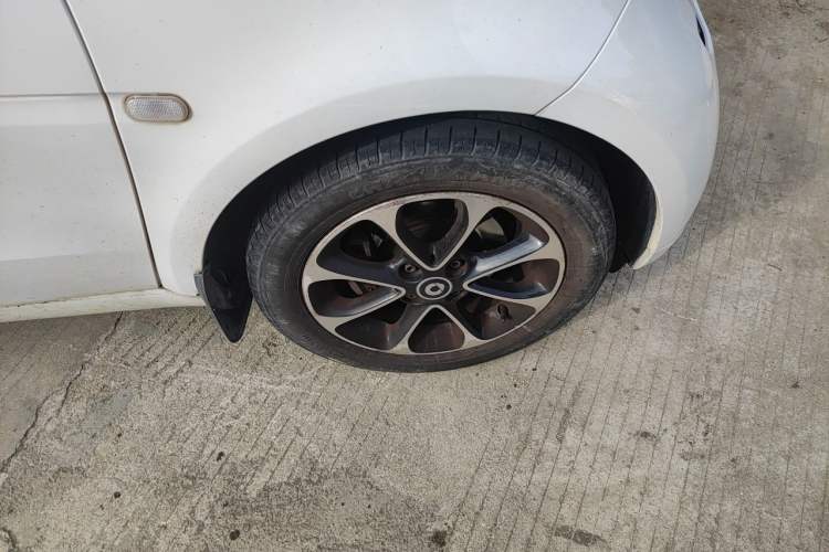 Used smart fortwo 2015 1.0L 52 kW Hardtop Passion Edition Right Front Wheel Hub