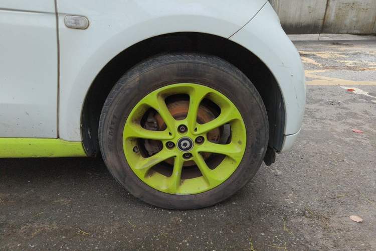 Used smart fortwo 2015 1.0L 52 kW hardtop Dynamic version Right Front Wheel Hub