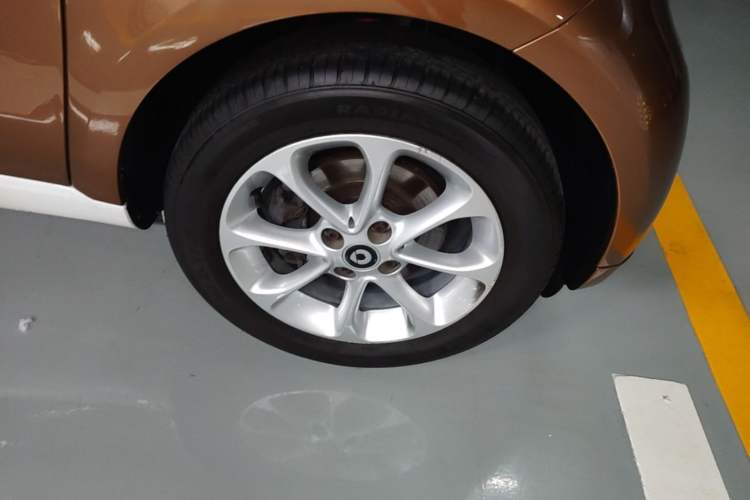 Used smart fortwo 2015 1.0L 52 kW hardtop Dynamic version Right Front Wheel Hub
