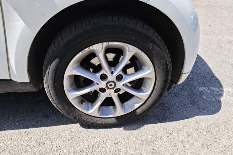 Used smart fortwo 2015 1.0L 52 kW hardtop Dynamic version Right Front Wheel Hub