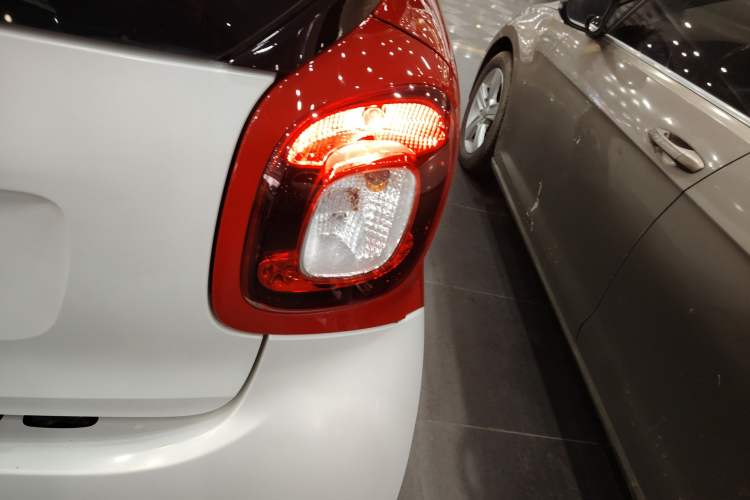 Used smart fortwo 2015 1.0L 52 kW Hardtop Passion Edition Right Rear Taillight