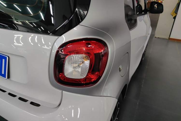 Used smart fortwo 2015 1.0L 52 kW Hardtop Passion Edition Right Rear Taillight