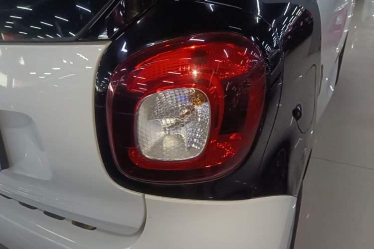 Used smart fortwo 2015 1.0L 52 kW hardtop Dynamic version Right Rear Taillight