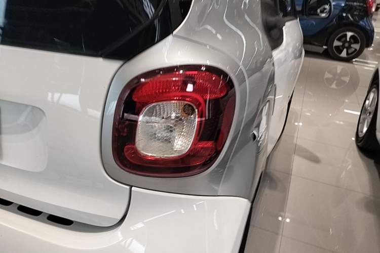 Used smart fortwo 2015 1.0L 52 kW Hardtop Passion Edition Right Rear Taillight