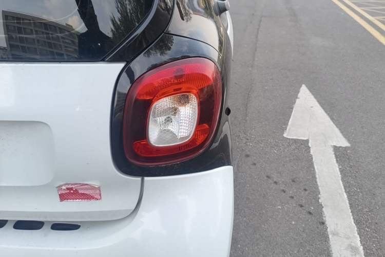 Used smart fortwo 2015 1.0L 52 kW hardtop Dynamic version Right Rear Taillight