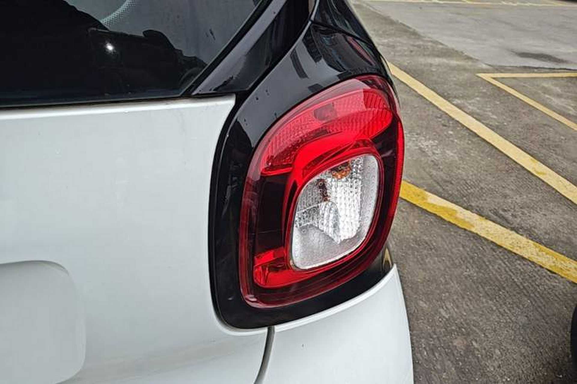 Used smart fortwo 2015 1.0L 52 kW hardtop Dynamic version Right Rear Taillight