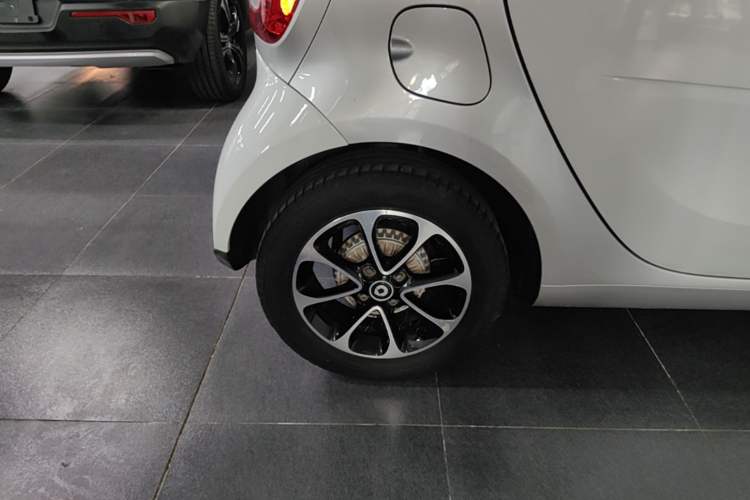 Used smart fortwo 2015 1.0L 52 kW Hardtop Passion Edition Right Rear Wheel Hub
