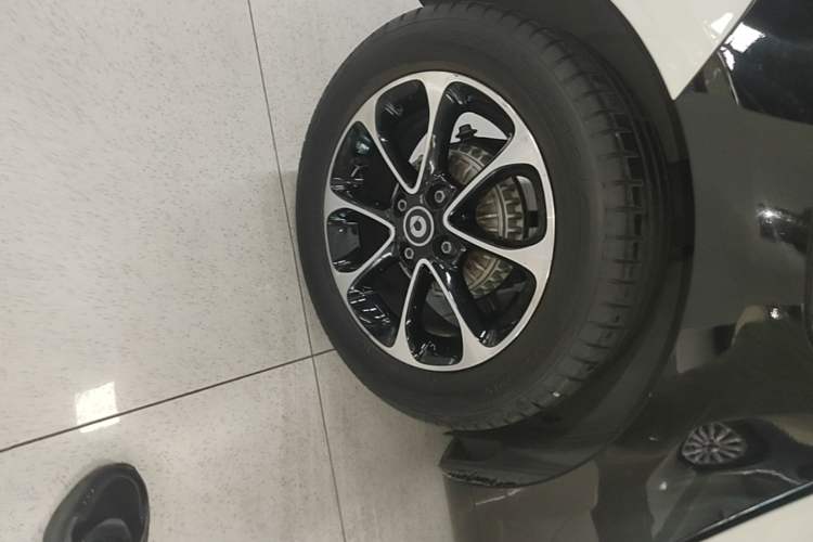 Used smart fortwo 2015 1.0L 52 kW Hardtop Passion Edition Right Rear Wheel Hub