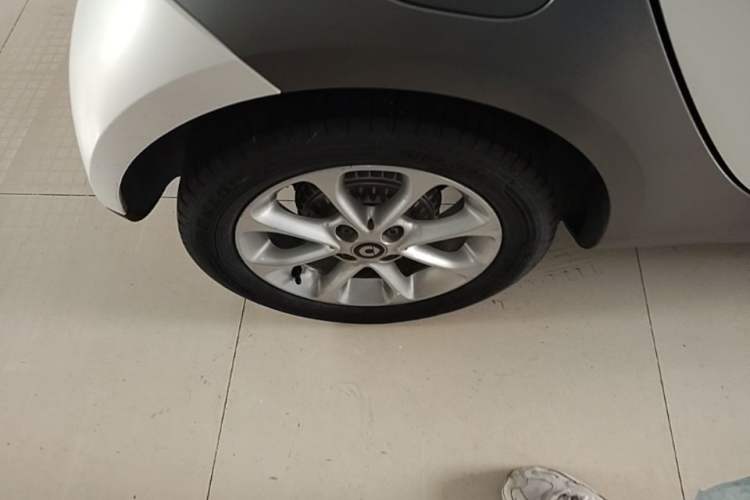 Used smart fortwo 2015 1.0L 52 kW hardtop Dynamic version Right Rear Wheel Hub