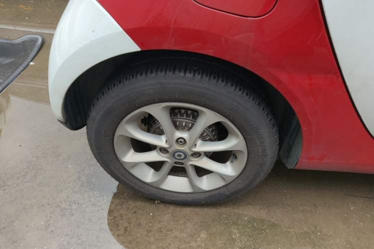 Used smart fortwo 2015 1.0L 52 kW hardtop Dynamic version Right Rear Wheel Hub