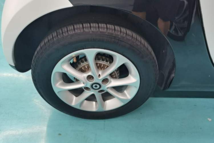 Used smart fortwo 2015 1.0L 52 kW hardtop Dynamic version Right Rear Wheel Hub