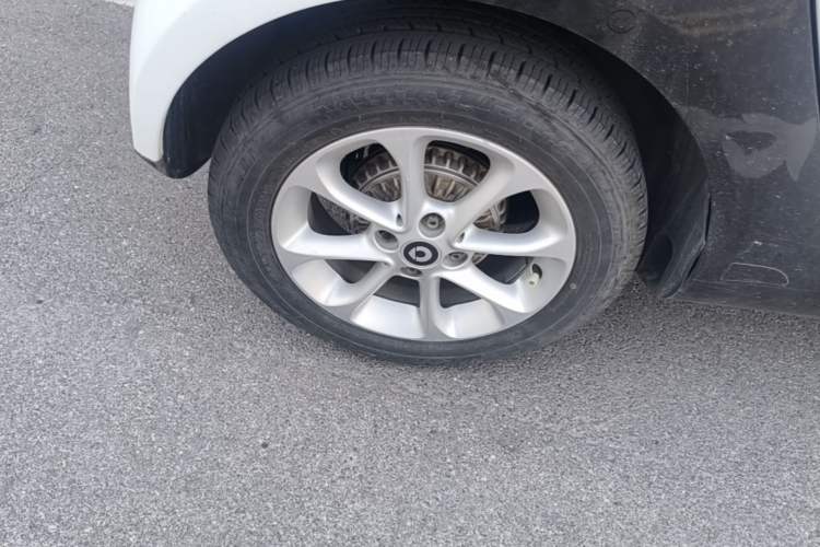 Used smart fortwo 2015 1.0L 52 kW hardtop Dynamic version Right Rear Wheel Hub