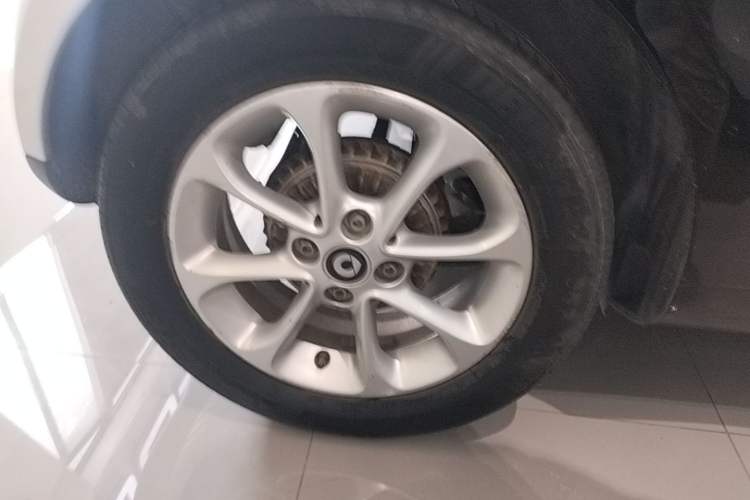 Used smart fortwo 2015 1.0L 52 kW hardtop Dynamic version Right Rear Wheel Hub