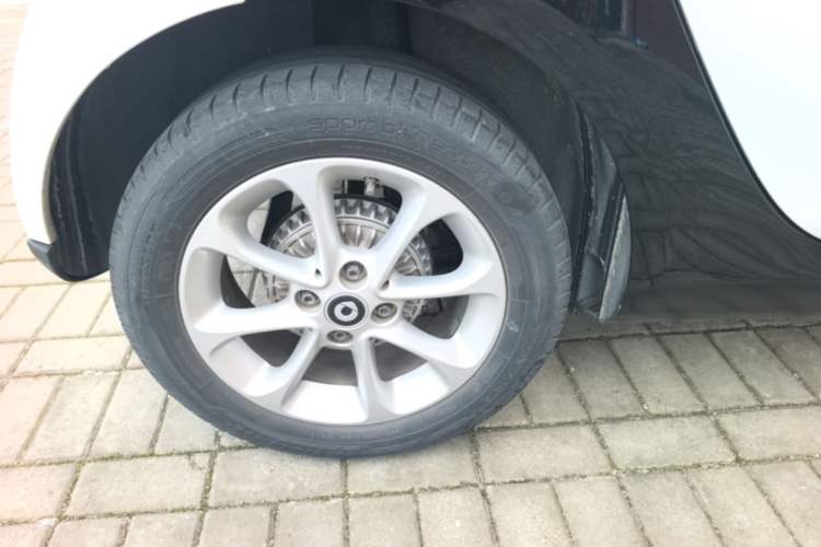Used smart fortwo 2015 1.0L 52 kW hardtop Dynamic version Right Rear Wheel Hub