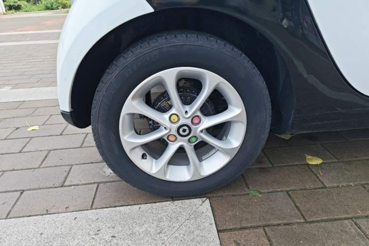 Used smart fortwo 2015 1.0L 52 kW hardtop Dynamic version Right Rear Wheel Hub