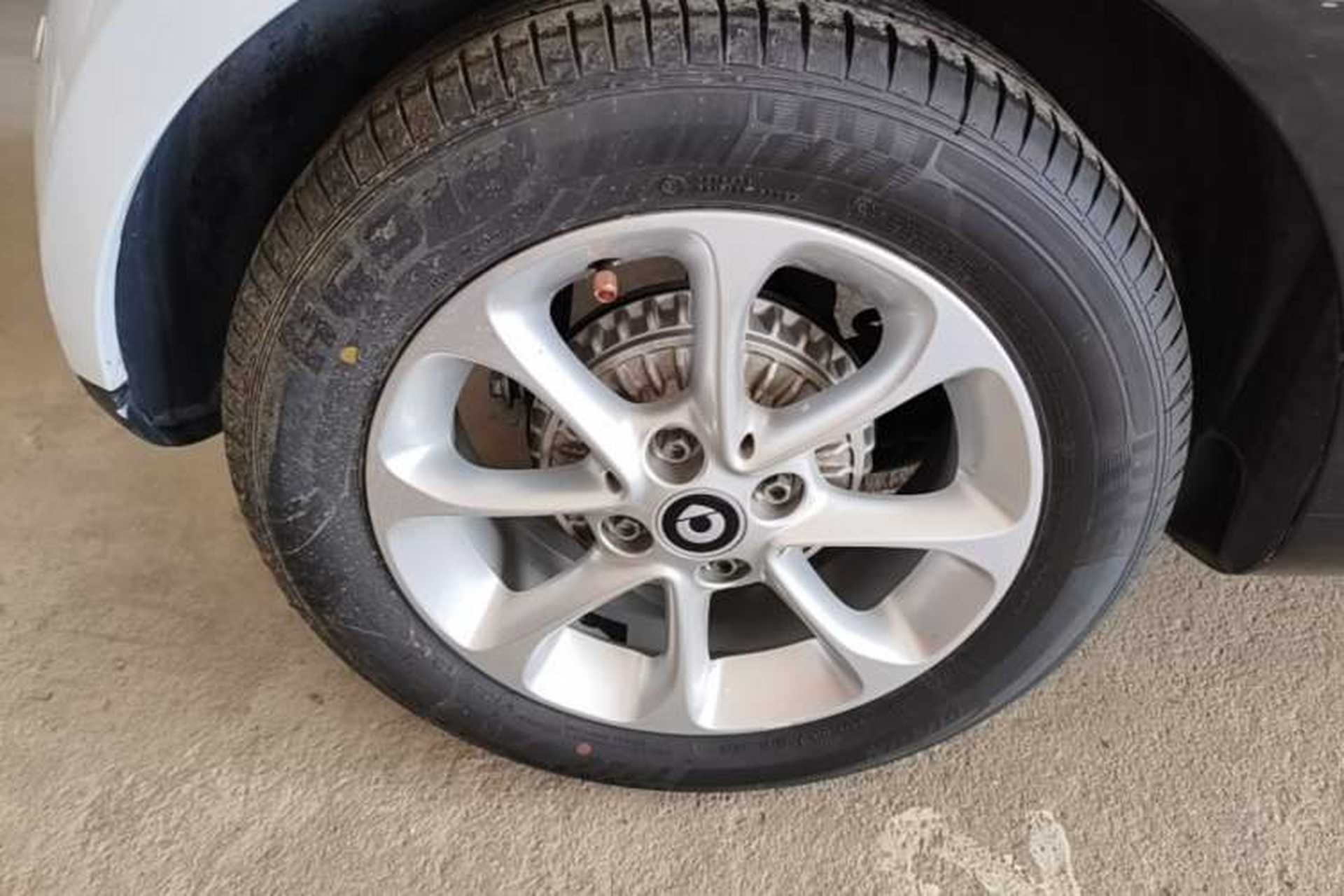 Used smart fortwo 2015 1.0L 52 kW hardtop Dynamic version Right Rear Wheel Hub