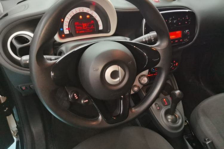 Used smart fortwo 2015 1.0L 52 kW hardtop Dynamic version Steering Wheel