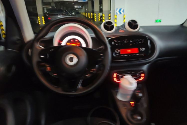 Used smart fortwo 2015 1.0L 52 kW hardtop Dynamic version Steering Wheel