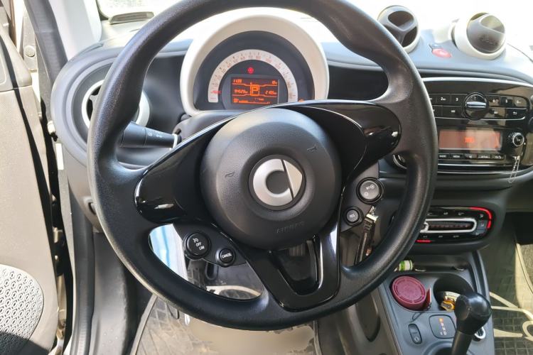 Used smart fortwo 2015 1.0L 52 kW hardtop Dynamic version Steering Wheel