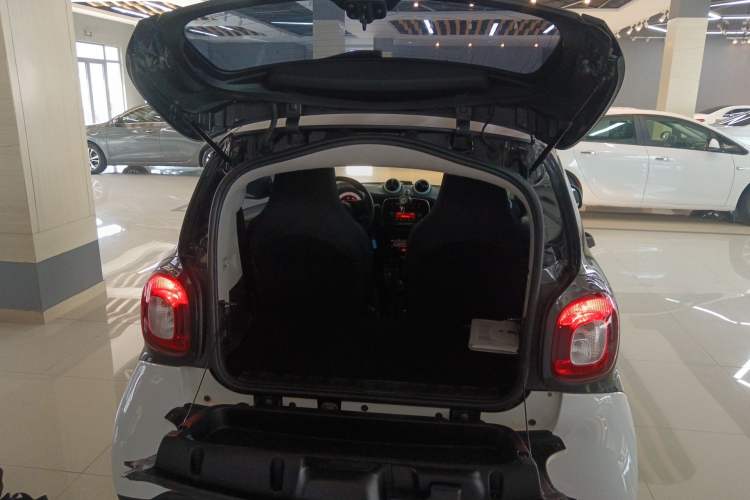 Used smart fortwo 2015 1.0L 52 kW hardtop Dynamic version Trunk