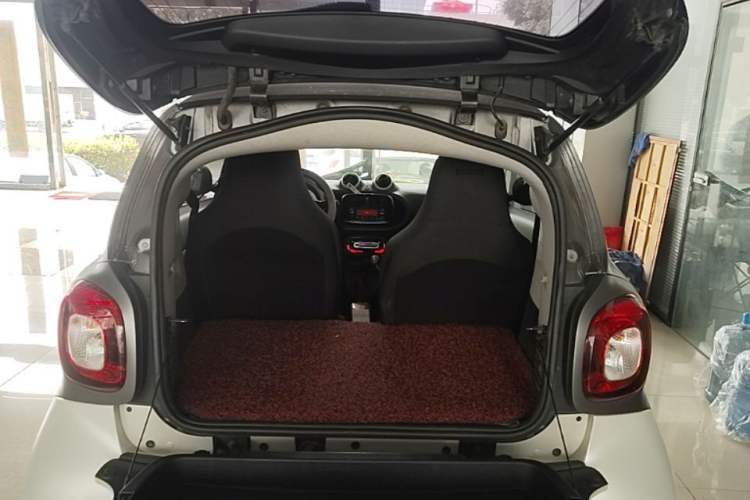 Used smart fortwo 2015 1.0L 52 kW hardtop Dynamic version Trunk