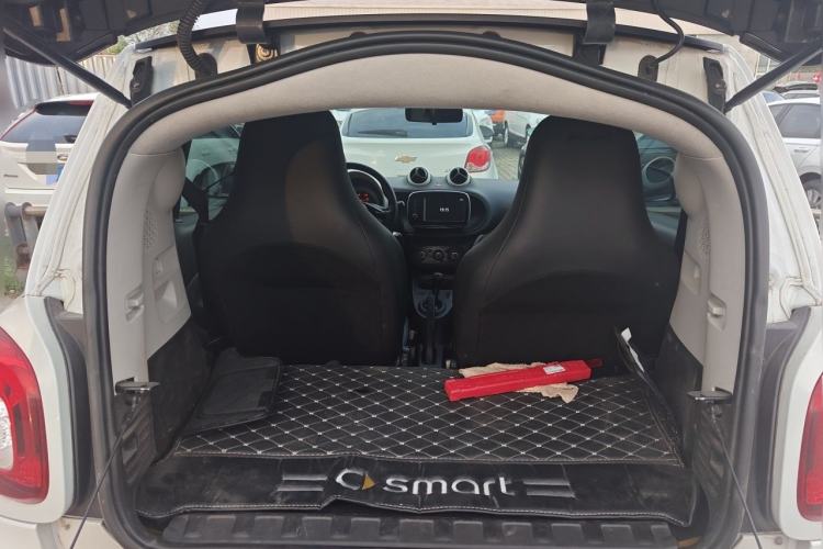Used smart fortwo 2015 1.0L 52 kW hardtop Dynamic version Trunk