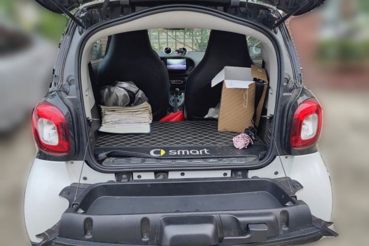 Used smart fortwo 2015 1.0L 52 kW hardtop Dynamic version Trunk