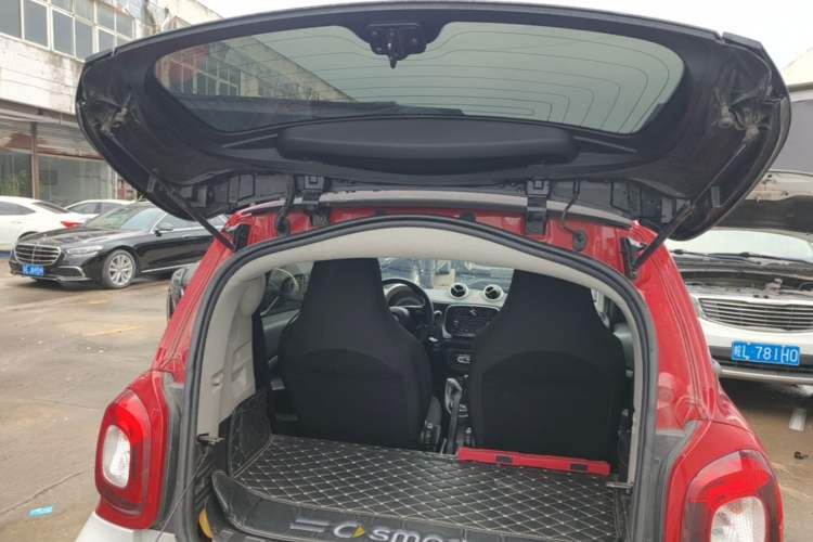 Used smart fortwo 2015 1.0L 52 kW hardtop Dynamic version Trunk