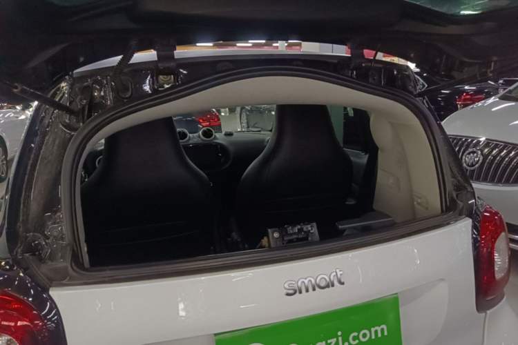 Used smart fortwo 2015 1.0L 52 kW hardtop Dynamic version Trunk