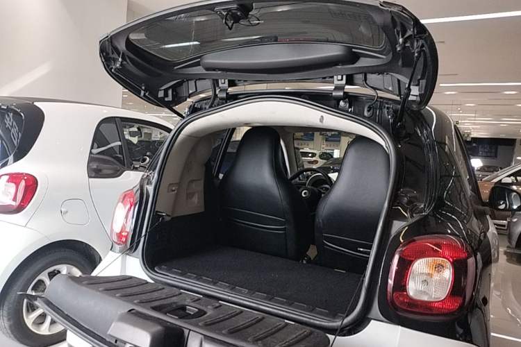 Used smart fortwo 2015 1.0L 52 kW hardtop Dynamic version Trunk