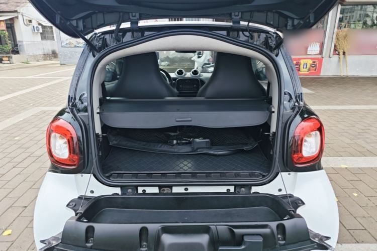 Used smart fortwo 2015 1.0L 52 kW hardtop Dynamic version Trunk
