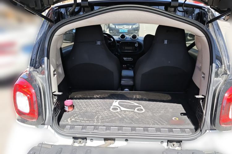 Used smart fortwo 2015 1.0L 52 kW hardtop Dynamic version Trunk
