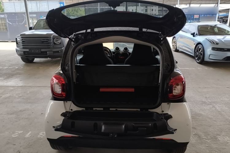 Used smart fortwo 2015 1.0L 52 kW hardtop Dynamic version Trunk