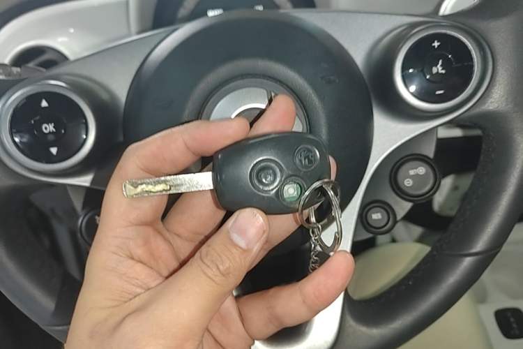 Used smart fortwo 2015 1.0L 52 kW Hardtop Passion Edition Vehicle Key